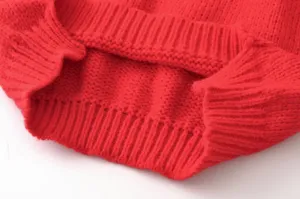 Roter Strickpullover Nahaufnahme Detail, kuscheliger gerippter Saum für Damen mode.
