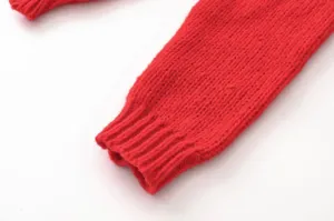 Roter Strickpullover Ärmel Detail, klassische lässige Winter warme Strickware Nahaufnahme.