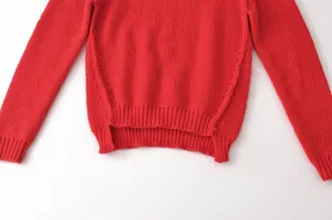 Roter Strickpullover Detailansicht mit asymmetrischem Saum und gerippten Bündchen nah