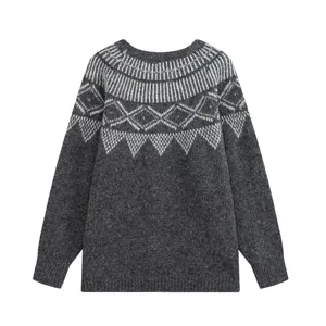 Primo piano del maglione in maglia grigia con motivo geometrico nordico bianco sulle spalle.