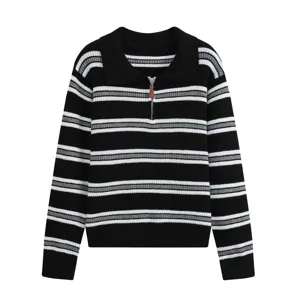 Elegante maglione in maglia a righe nere e bianche da donna con collo polo e zip frontale.