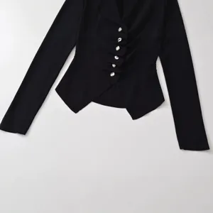 Pull en tricot noir slim avec fermeture asymétrique à boutons et design plissé chic.