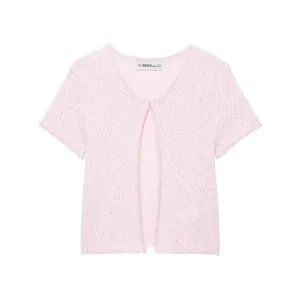 Vista dettagliata cardigan maglia rosa maniche corte, filo metallico lucido top aperto davanti.