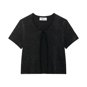 Vista dettagliata del cardigan corto in maglia nera con maniche corte e filo metallico e logo.