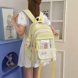 Zaino ita in stile JK giapponese con finestra trasparente e ciondoli carini indossato.