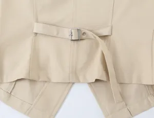 Detailaufnahme der Damen Weste in Beige mit Gürtelschnalle und Schlitz hinten, feiner Stoff.