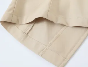 Detailaufnahme der beigen Bekleidung mit präzisen Nähten und feiner Twill-Struktur.