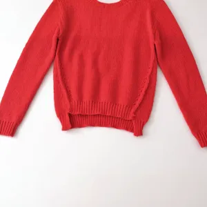 Damen roter Strickpullover lässig langarm Rundhalsausschnitt asymmetrischer Saum Top
