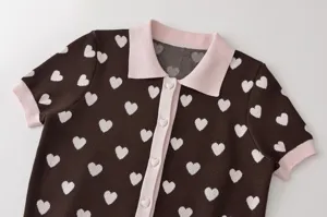 Top en tricot marron à manches courtes, col et poignets contrastés roses avec jacquard cœur.