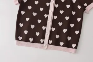 Gilet en tricot jacquard coeur rose marron manches courtes boutonné haut élégant tendance femme