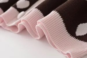 Vue rapprochée d'un gilet en tricot pour femme avec tissu marron et motifs de cœurs.