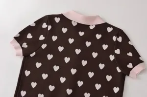 Top court marron en tricot avec col rose, poignets et joli motif jacquard cœur blanc.
