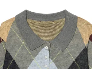 Primer plano de jersey polo de punto argyle para mujer con patrón clásico y cuello de botones.