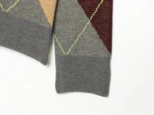 Suéter de punto con patrón argyle vintage para mujer primer plano, puños acanalados grises.