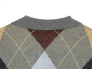 Primer plano detallado del suéter de punto argyle de moda para mujer con patrón geométrico.