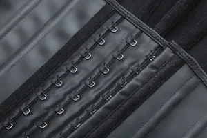 Gros plan detaille des crochets et œillets de corset serre-taille en latex noir