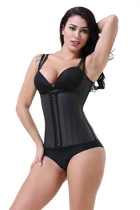Gros plan sur les détails du corset minceur en latex noir avec finition mate et crochets.