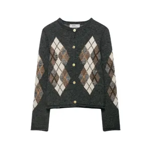 Nahaufnahme eines grauen Damen Strickcardigans mit Argyle-Muster und goldenen Knöpfen.