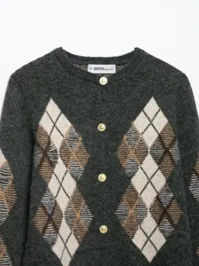 Klassischer Argyle-Muster Langarm Rundhals Strickpullover mit goldenen Knöpfen.