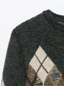 Nahaufnahme des dunkelgrauen Strickpullovers mit einem klassischen Argyle-Karomuster.