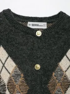 Damen Mode Rautenmuster Langarm Rundhals Strickjacke Pullover mit goldenen Metallknöpfen.