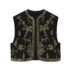 Vista detallada de chaleco negro de mujer sin mangas con bordado elegante y cuello redondo