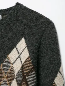 Nahaufnahme der Damen Strickjacke mit grauem Argyle Rautenmuster und klassischen Details.