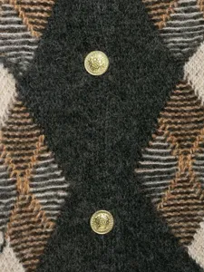 Detailansicht Damen Strickjacke mit Rautenmuster und goldenen Vintage Knöpfen.