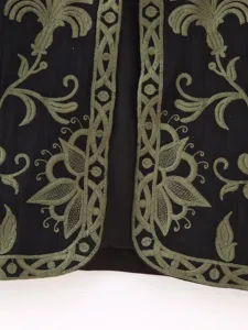 Detalle de primer plano del chaleco bordado para mujer, patrón vintage, textura exquisita.