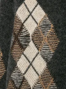 Nahaufnahme von Damen Strickpullover Stoff mit klassischem Rautenmuster Detail.