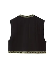 Chaleco negro sin mangas con cuello redondo y detalles de bordado verde oliva.