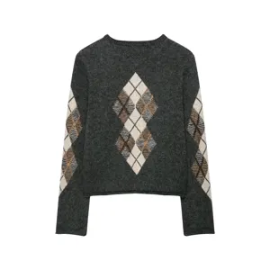 Detailansicht der dunkelgrauen Strickjacke hinten und an Ärmeln mit klassischem Rautenmuster.