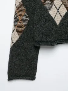 Detailansicht von Damen Langarm Strickware mit klassischem Argyle Muster in Grau.