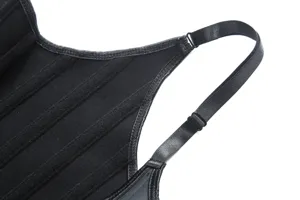 Vue de détail du corset entraîneur de taille de sport noir, avec sangle réglable.