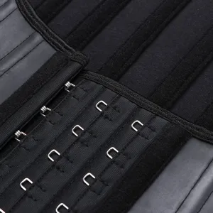 Gros plan sur les détails des crochets et de la texture du corset minceur en latex pour le sport.