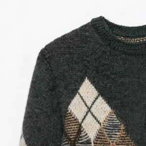 Damen Freizeit Rundhals Strickpullover mit klassischem Rautenmuster im vorderen Bereich.