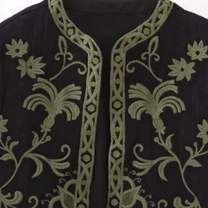Chaleco negro de mujer con elegante bordado floral verde, sin mangas, cuello redondo, elegante.