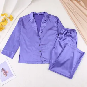 Ensemble pyjama en satin de soie violet pour femme, haut et pantalon de loungewear.
