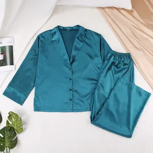 Vue détail ensemble pyjama en satin de soie couleur sarcelle manches longues.