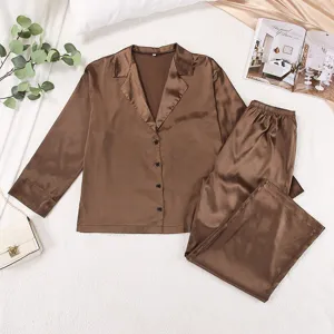 Ensemble pyjama en satin pour femme, haut à manches longues et pantalon, marron.