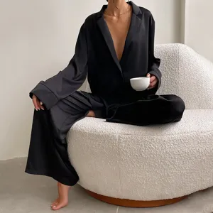 Ensemble pyjama satin soie noir pour femme haut manches longues et pantalon confortable.