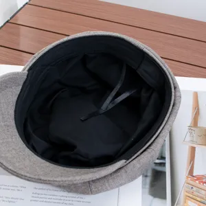 Vue détaillée de la doublure intérieure de la casquette gavroche en laine grise.