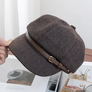 Chic casquette de gamin de café marron en chevron pour femmes avec boucle de ceinture élégante.