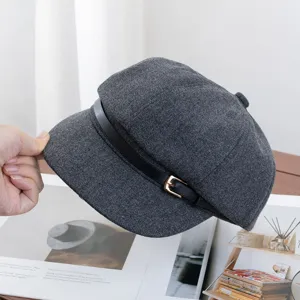 Moderne casquette gavroche en tweed gris foncé, lanière en cuir noir et boucle dorée.