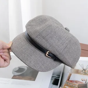 Détail casquette gavroche chevron grise rétro, béret élégant femme laine sangle noire.