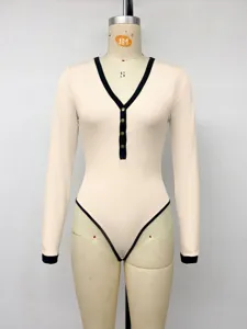 Dettaglio body a maniche lunghe a coste con elegante scollo a V e profilo nero a contrasto.