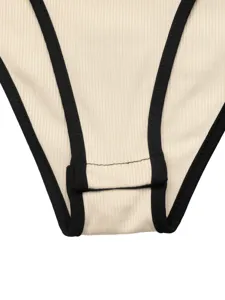 Primo piano dettaglio di body donna in maglia a costine con bordo nero a contrasto.