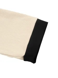 Primo piano dei dettagli della manica a costine di un body slim da donna con polsino nero.