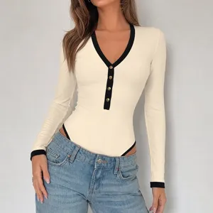 Body a costine da donna a maniche lunghe con elegante scollo a V e bottoni metallici.