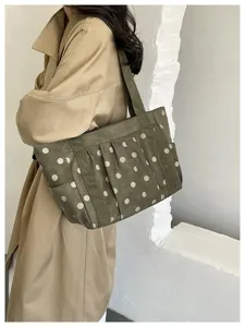 Vista dettagliata della borsa tote in tela a pois in stile vintage coreano, capiente e chic.